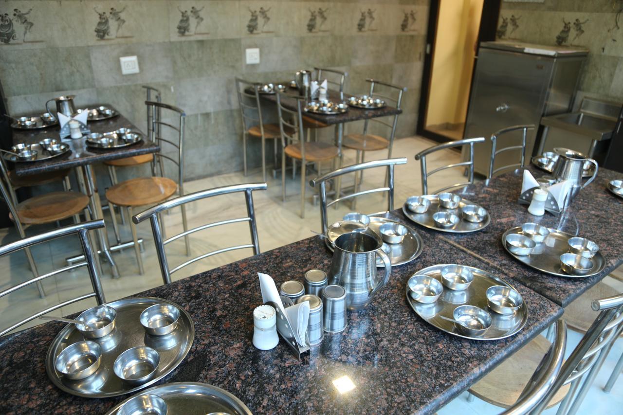 Hotel Heena Plaza Ābu Road Buitenkant foto